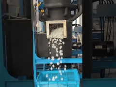 Ingenieur, der eine Schlauch-Eismaschine in Betrieb nimmt