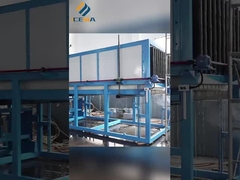 Block-Eismaschine im Eis