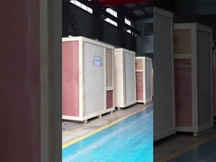 Mehrere Maschinen wurden produziert und warten darauf, von den Kunden abgeholt zu werden.